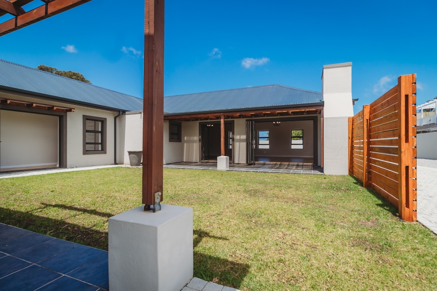 4 Bedroom Property for Sale in Kraaibosch Manor Western Cape